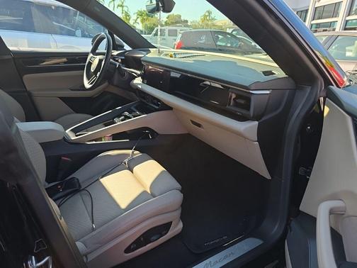 2025 Porsche Macan Base