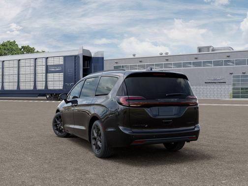 Diamond 2027 Chrysler Pacifica LIMITED