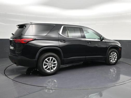 Mosaic Black Metallic 2022 Chevrolet Traverse LS