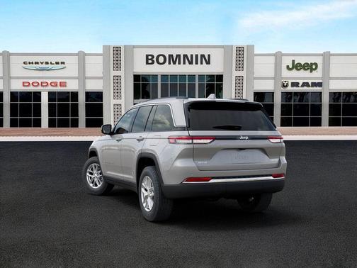 Silver Zynith 2026 Jeep Grand Cherokee Laredo