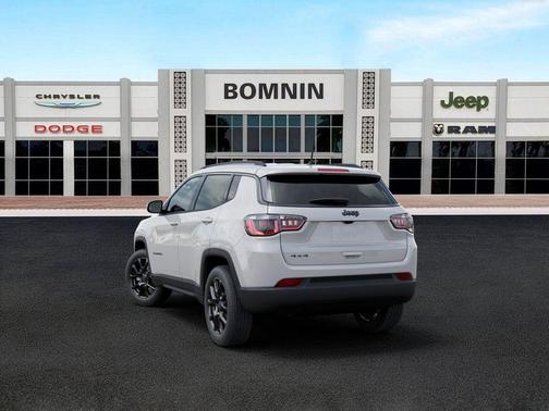 Bright White Clearcoat 2026 Jeep Compass Latitude
