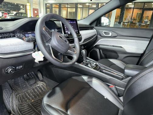 Metallic 2024 Jeep Compass Latitude Lux