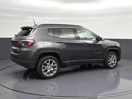 Metallic 2024 Jeep Compass Latitude Lux
