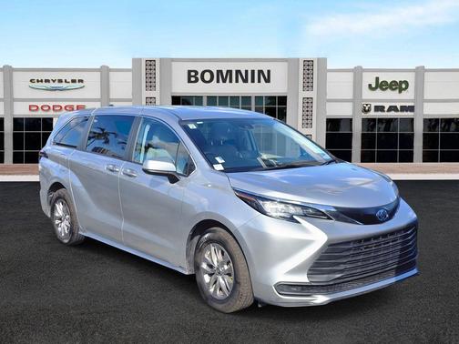 2023 Toyota Sienna LE