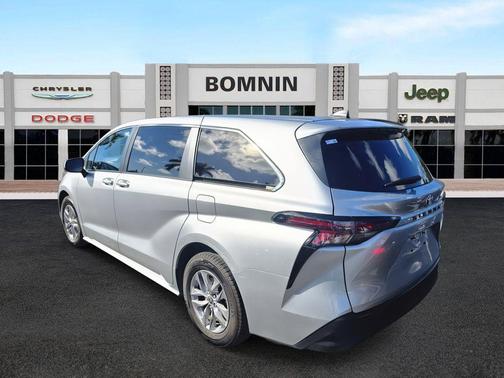 2023 Toyota Sienna LE