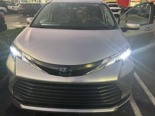 2023 Toyota Sienna LE