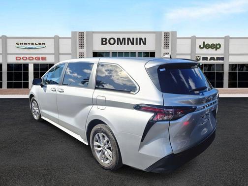 2023 Toyota Sienna LE