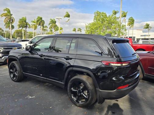 2025 Jeep Grand Cherokee Laredo