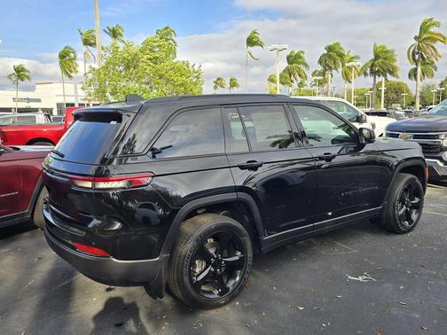 2025 Jeep Grand Cherokee Laredo