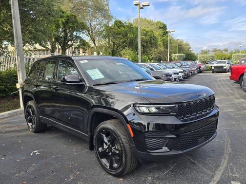 2025 Jeep Grand Cherokee Laredo