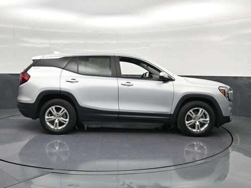 Quicksilver Metallic 2022 GMC Terrain SLE