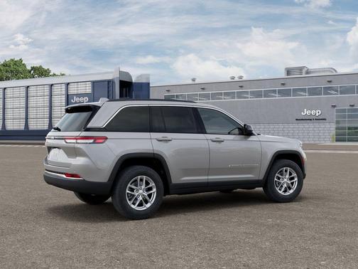 Silver Zynith 2026 Jeep Grand Cherokee Laredo