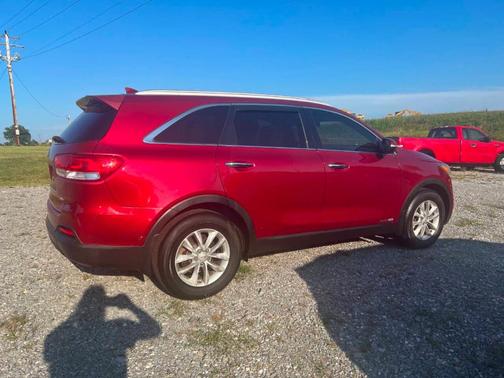 Red 2016 Kia Sorento LX