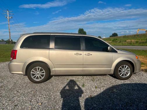 Tan 2014 Dodge Grand Caravan SXT
