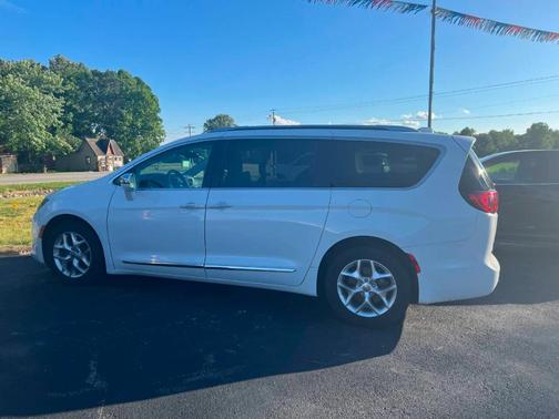 White 2020 Chrysler Pacifica Limited