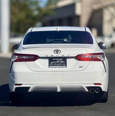 Super White 2020 Toyota Camry SE