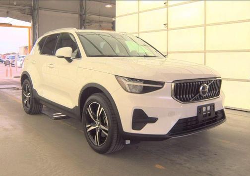 Crystal White Pearl 2025 Volvo XC40 B5 Core Bright Theme