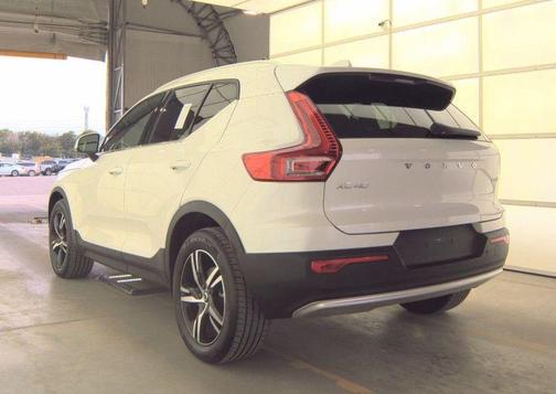 Crystal White Pearl 2025 Volvo XC40 B5 Core Bright Theme
