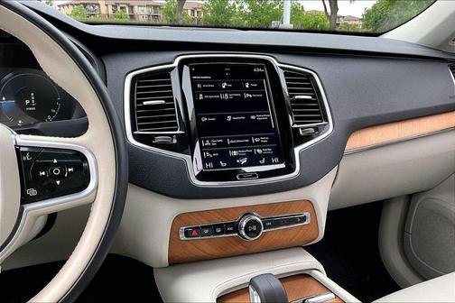 Crystal White Metallic 2022 Volvo XC90 Recharge Plug-In Hybrid T8 Inscription Expression 7 Passenger