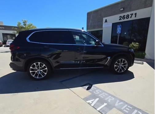 Black Sapphire Metallic 2025 BMW X5 sDrive40i