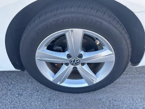 Candy White 2012 Volkswagen Passat 2.5 SE