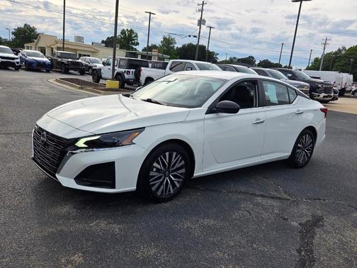 Glacier White 2025 Nissan Altima SV