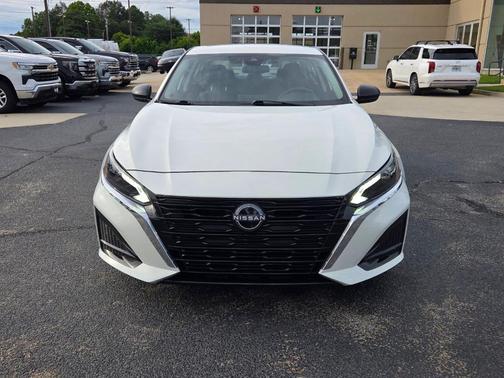 Glacier White 2025 Nissan Altima SV