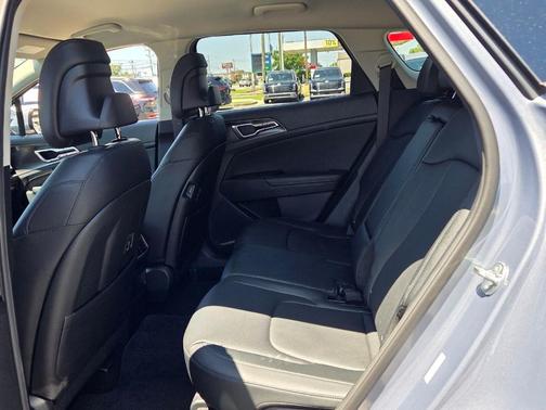 Everlasting Silver 2025 Kia Sportage EX