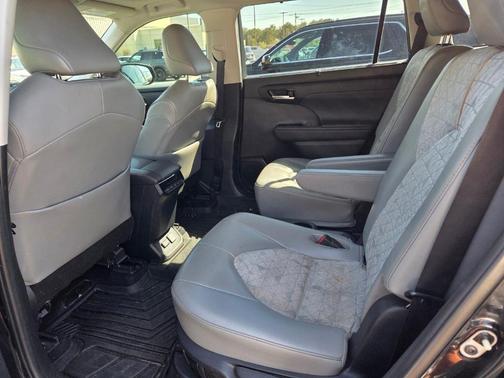 2022 Toyota Highlander Hybrid Bronze Edition