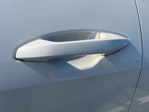 Snow White Pearl 2025 Kia Sportage LX