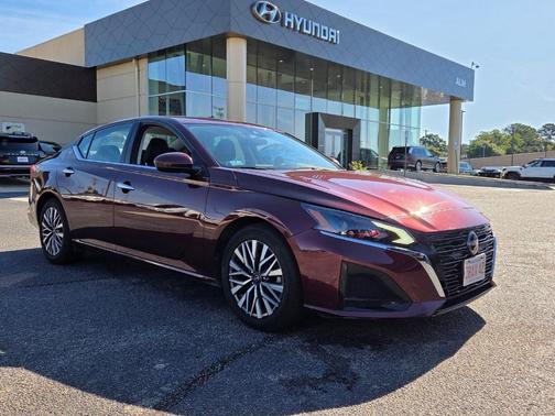 Garnet Pearl 2023 Nissan Altima 2.5 SV