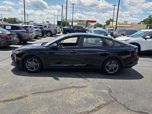Aurora Black Pearl 2025 Kia K4