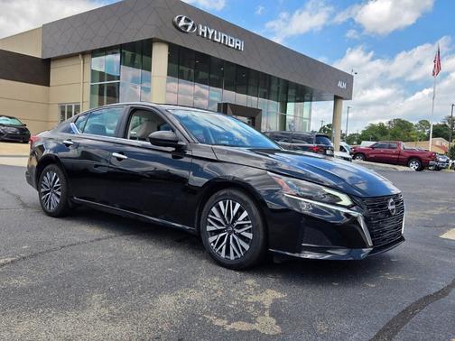 Black 2025 Nissan Altima SV