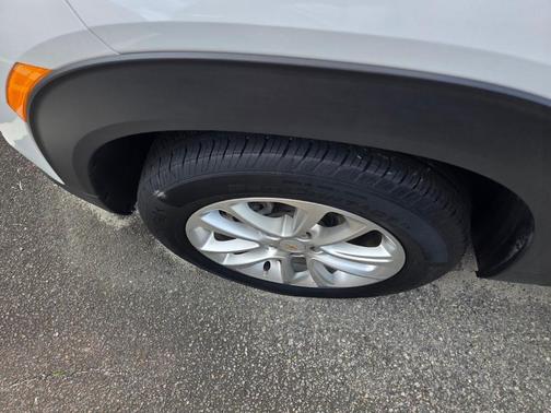 Summit White 2024 Chevrolet Trailblazer LS