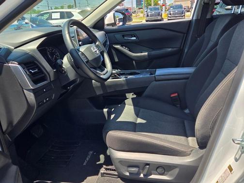 Everest White P 2025 Nissan Rogue SV