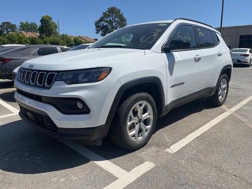 Bright White Clearcoat 2025 Jeep Compass Latitude