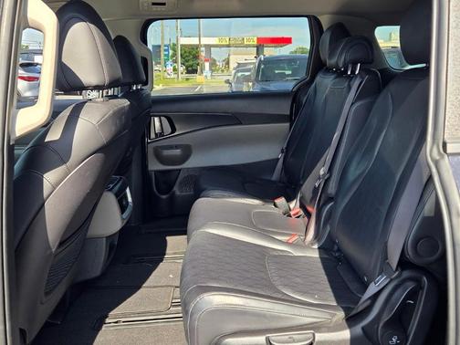 Metal 2025 Kia Carnival LXS