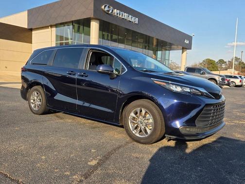 2024 Toyota Sienna LE