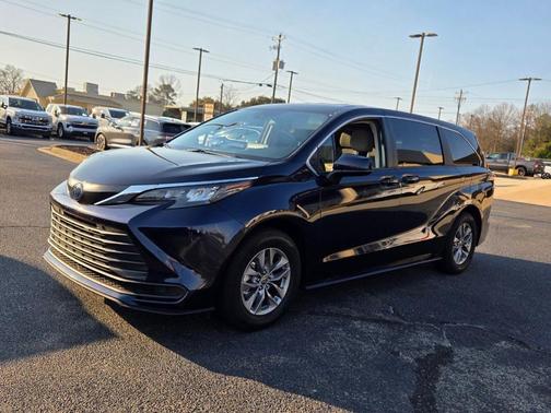 2024 Toyota Sienna LE