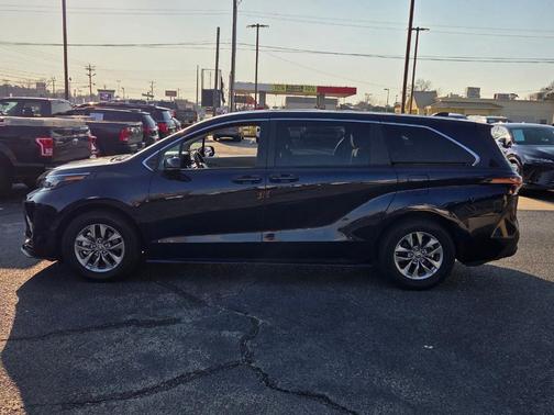 2024 Toyota Sienna LE