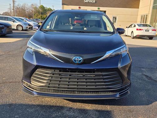 2024 Toyota Sienna LE