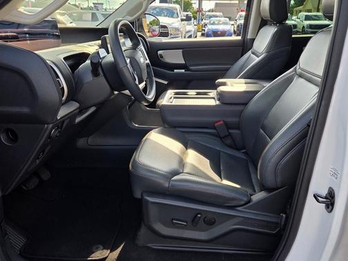 Oxford White 2025 Ford Expedition Active