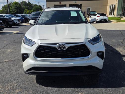 Blizzard Pearl 2021 Toyota Highlander LE