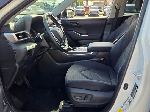 Blizzard Pearl 2021 Toyota Highlander LE