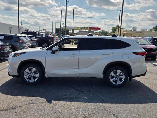 Blizzard Pearl 2021 Toyota Highlander LE