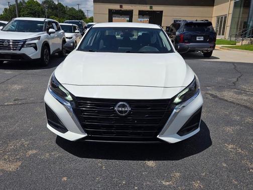 Glacier White 2025 Nissan Altima SV
