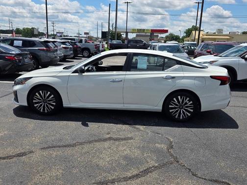 Glacier White 2025 Nissan Altima SV