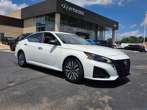 Glacier White 2025 Nissan Altima SV