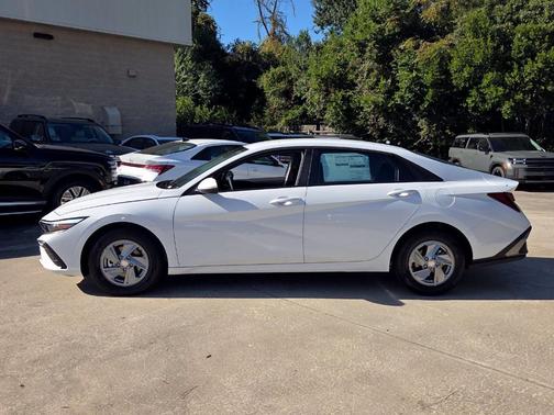White 2026 Hyundai ELANTRA SE