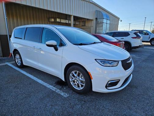 2023 Chrysler Pacifica Touring-L